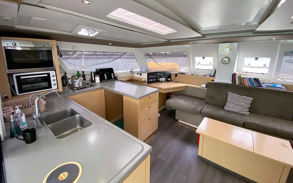 slider 16 Fountaine Pajot Helia 44