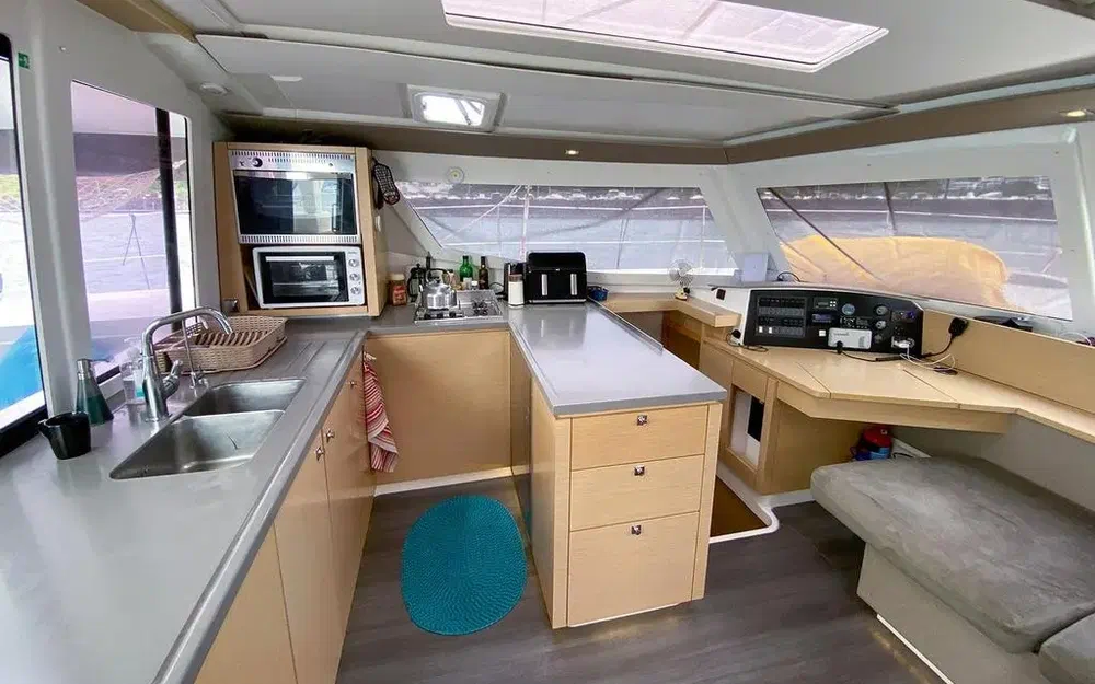 slider 17 Fountaine Pajot Helia 44