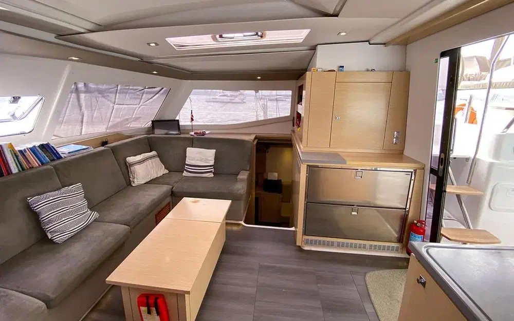 slider 18 Fountaine Pajot Helia 44