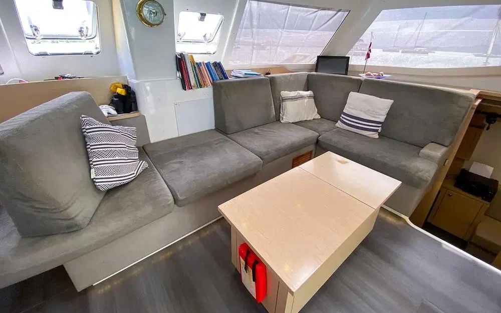 slider 19 Fountaine Pajot Helia 44