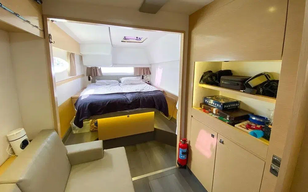 slider 21 Fountaine Pajot Helia 44
