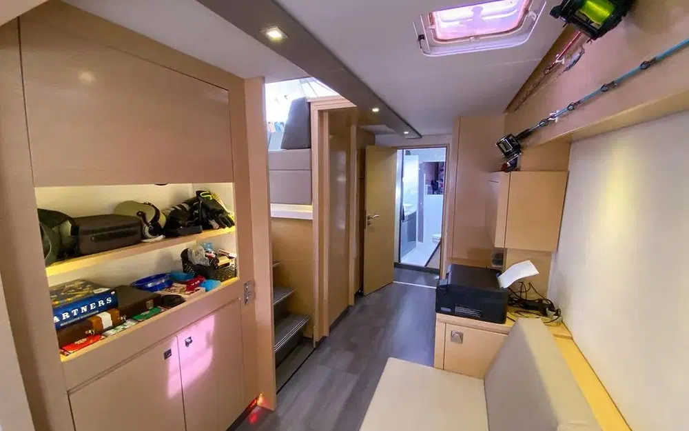 slider 23 Fountaine Pajot Helia 44