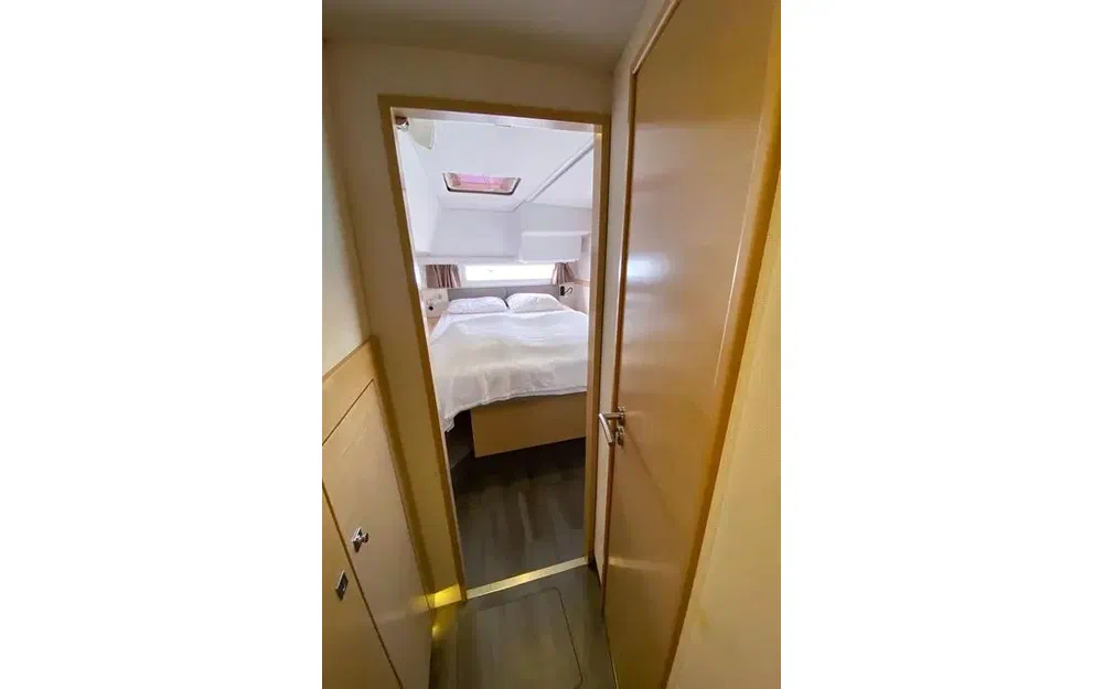 slider 25 Fountaine Pajot Helia 44