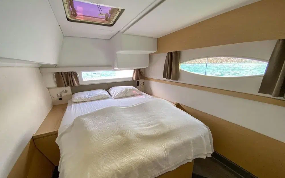 slider 26 Fountaine Pajot Helia 44