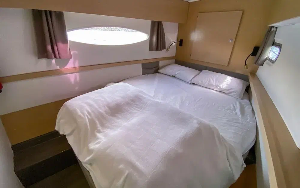 slider 28 Fountaine Pajot Helia 44