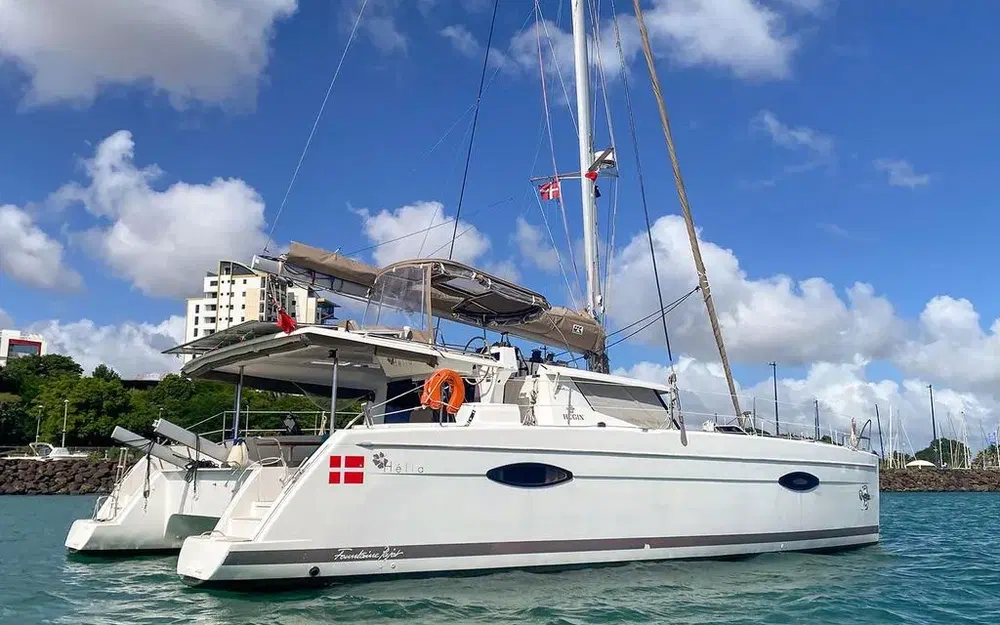 slider 2 Fountaine Pajot Helia 44