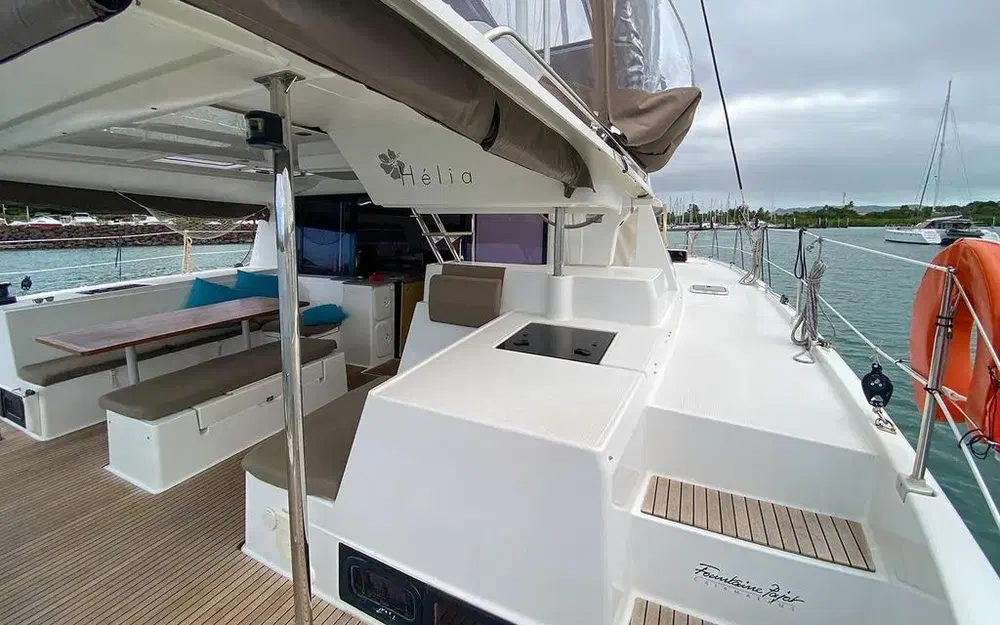 slider 4 Fountaine Pajot Helia 44