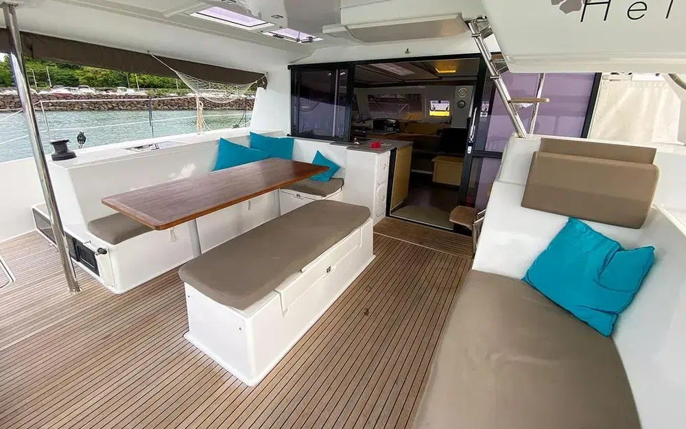 slider 6 Fountaine Pajot Helia 44