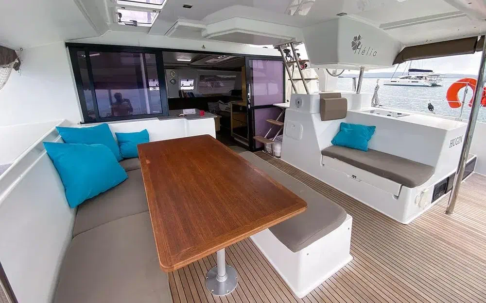 slider 7 Fountaine Pajot Helia 44