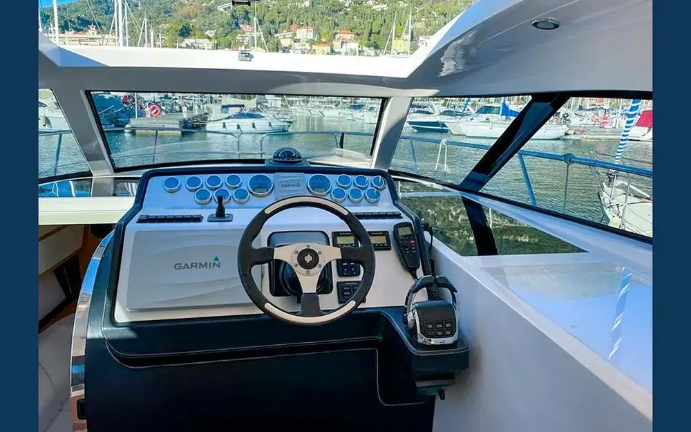 slider 5 Elan Motoryachts Elan 30