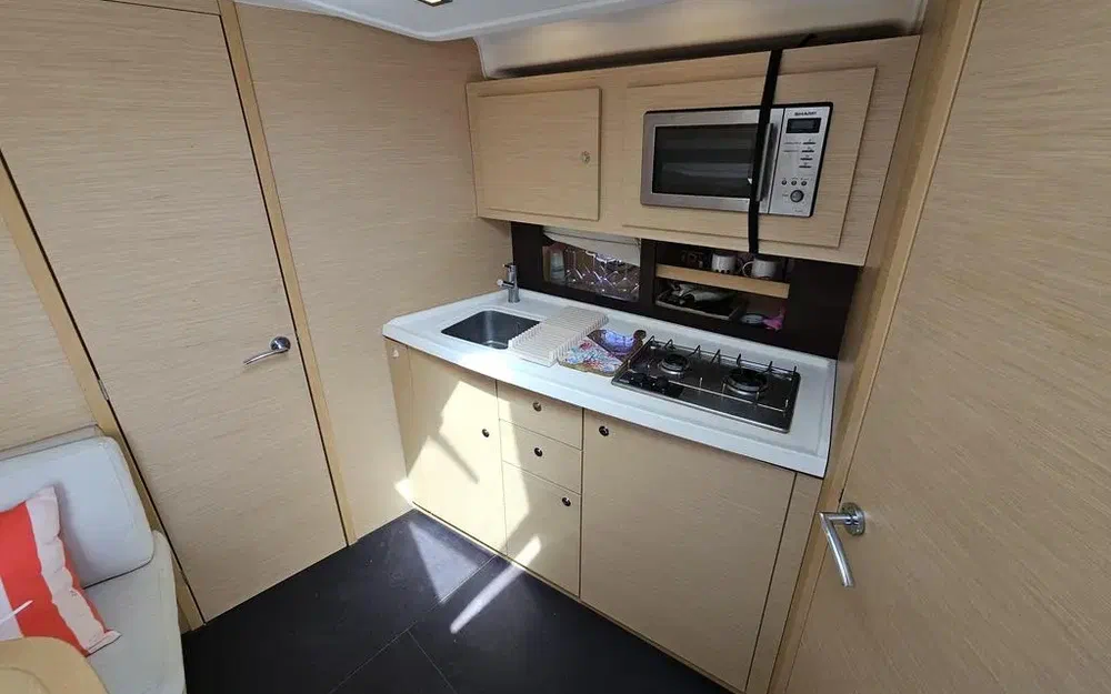 slider 9 Beneteau Monte Carlo 37