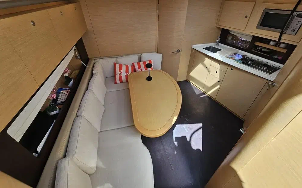slider 8 Beneteau Monte Carlo 37