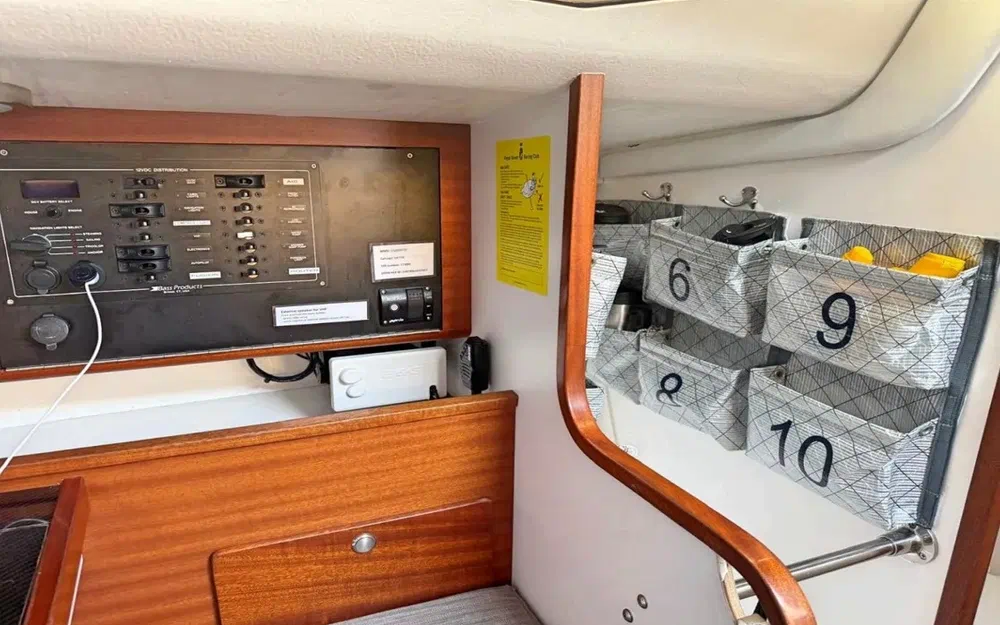 slider 11 J Boats 121 DARKWOOD