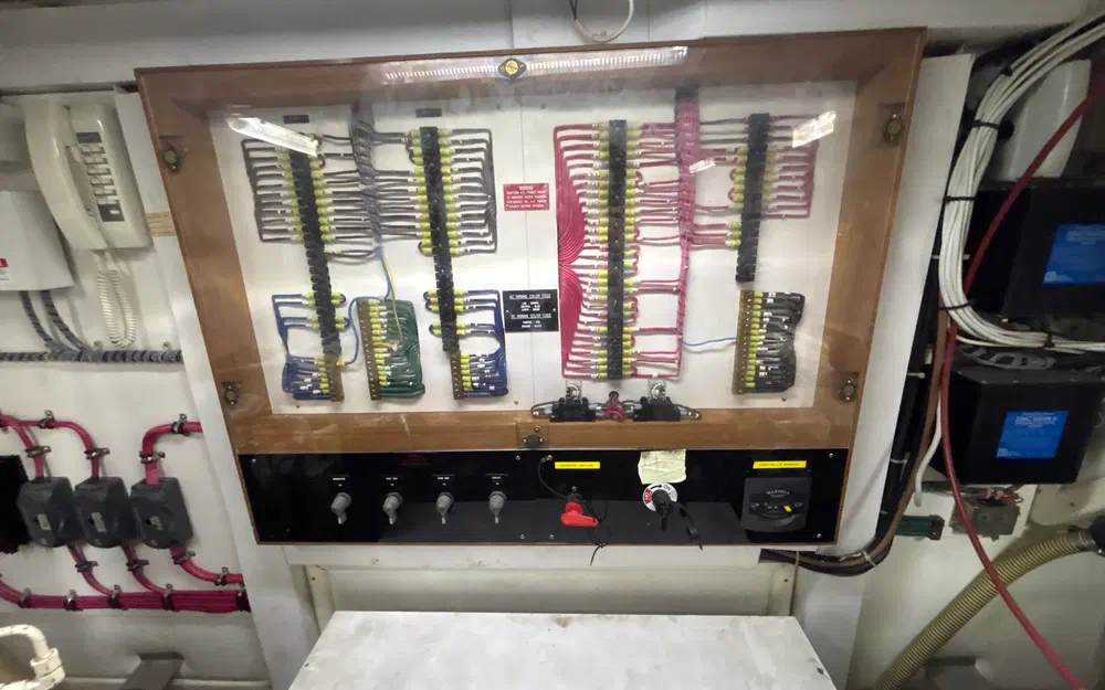 slider 34 Grand Banks 52 Europa