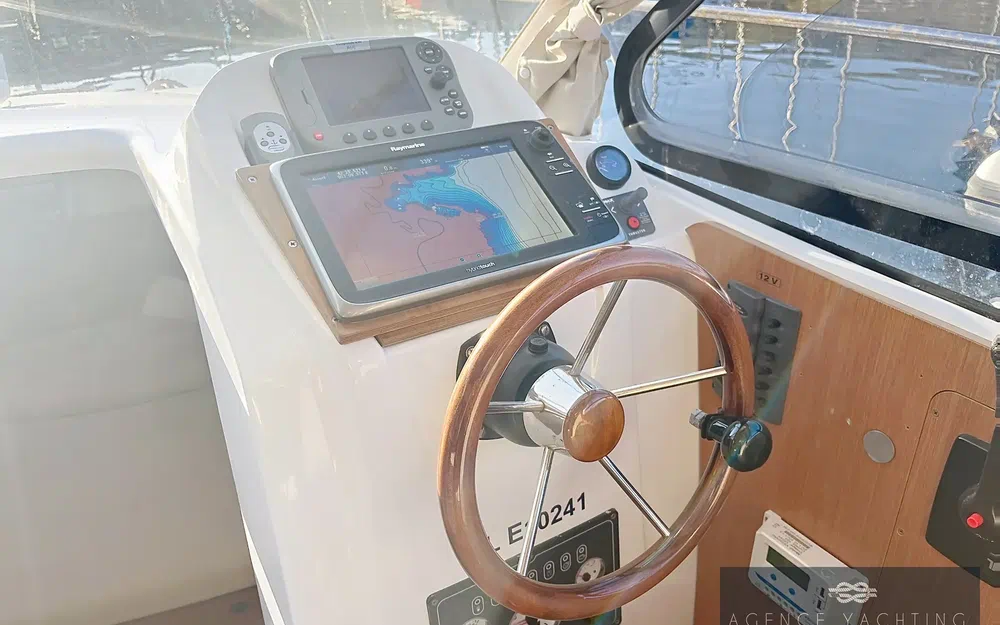 slider 6 Beneteau Antares 8