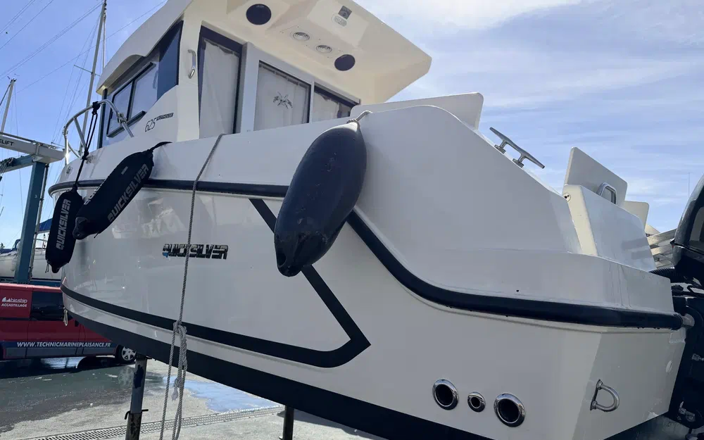 slider 1 Quicksilver 625 pilothouse