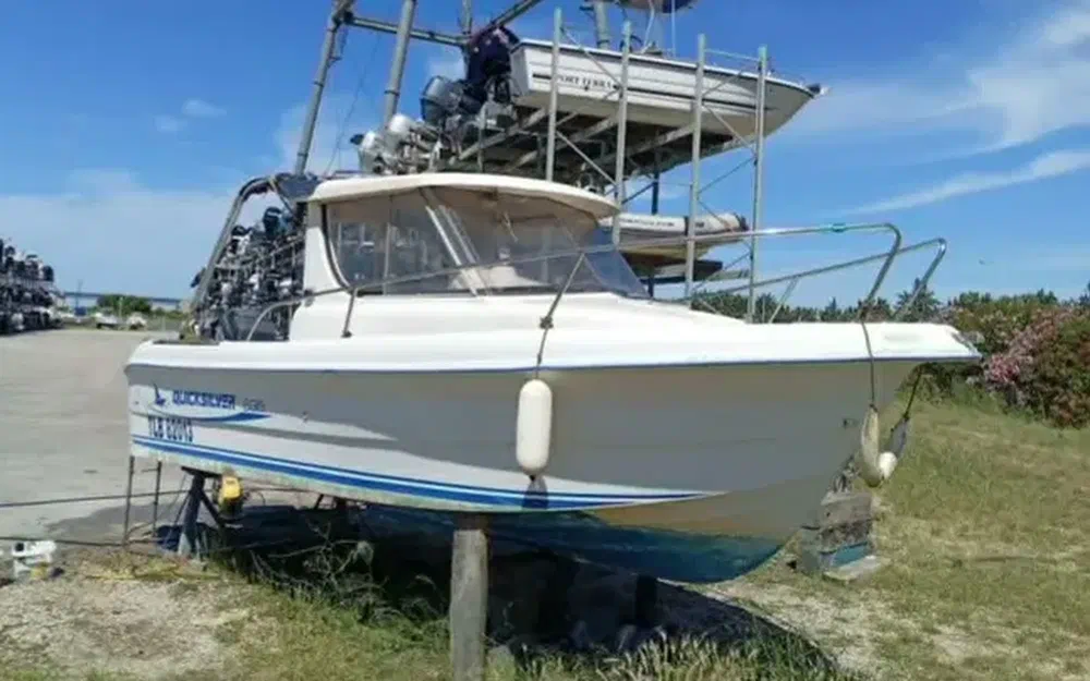 slider 0 Quicksilver 635 Pilothouse