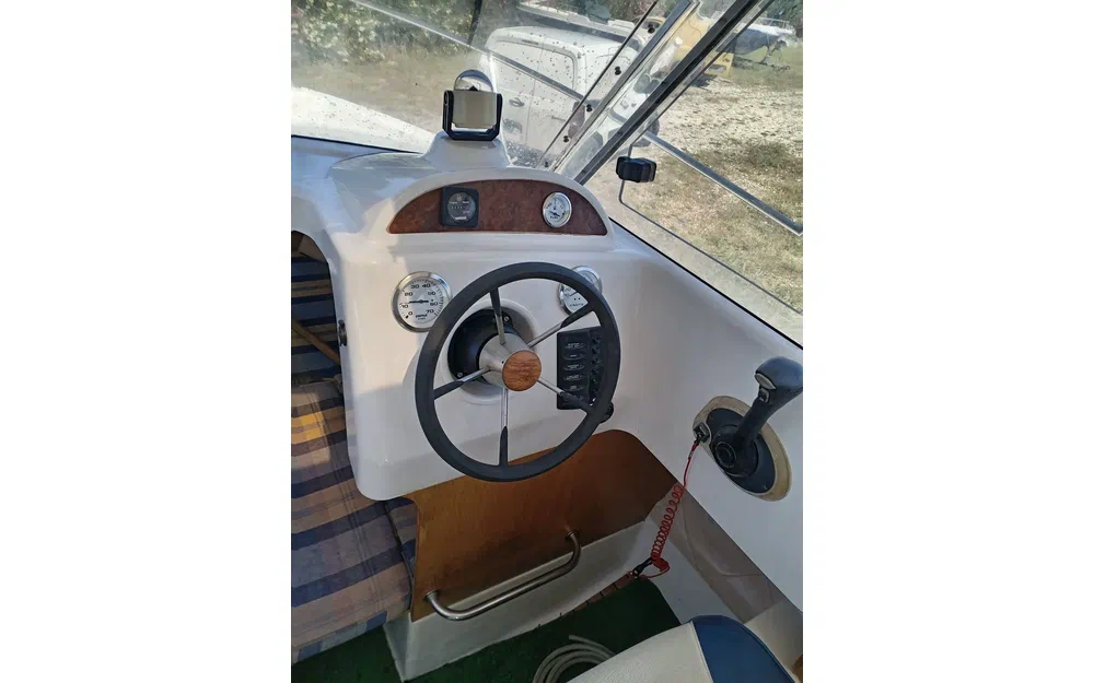 slider 7 Quicksilver 635 Pilothouse