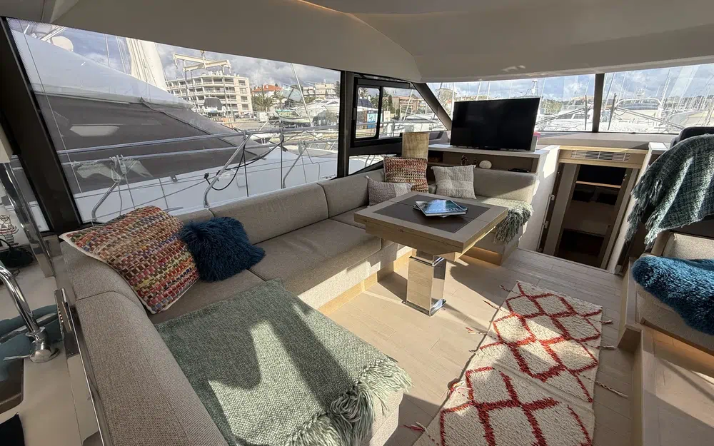 slider 10 Jeanneau Prestige 590