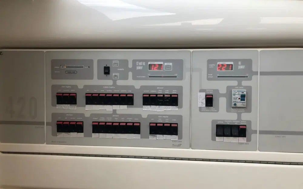 slider 11 Sealine 420