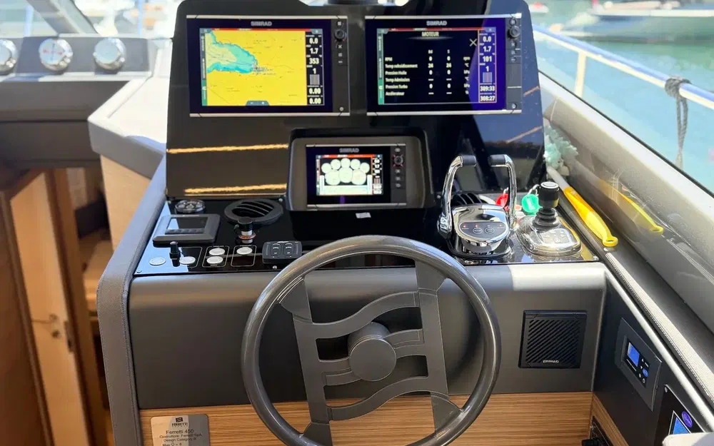 slider 6 Ferretti 450