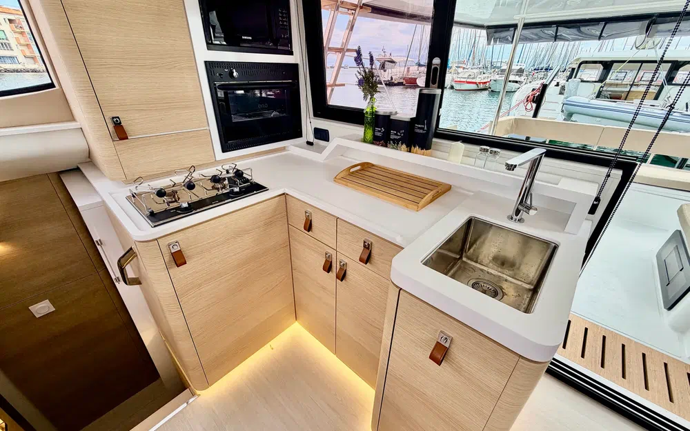slider 23 Aventura Catamarans A37