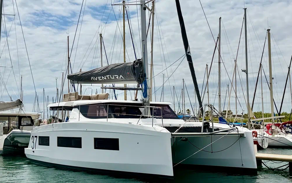 slider 0 Aventura Catamarans A37