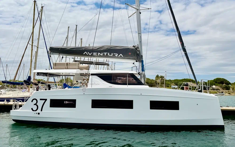 slider 1 Aventura Catamarans A37