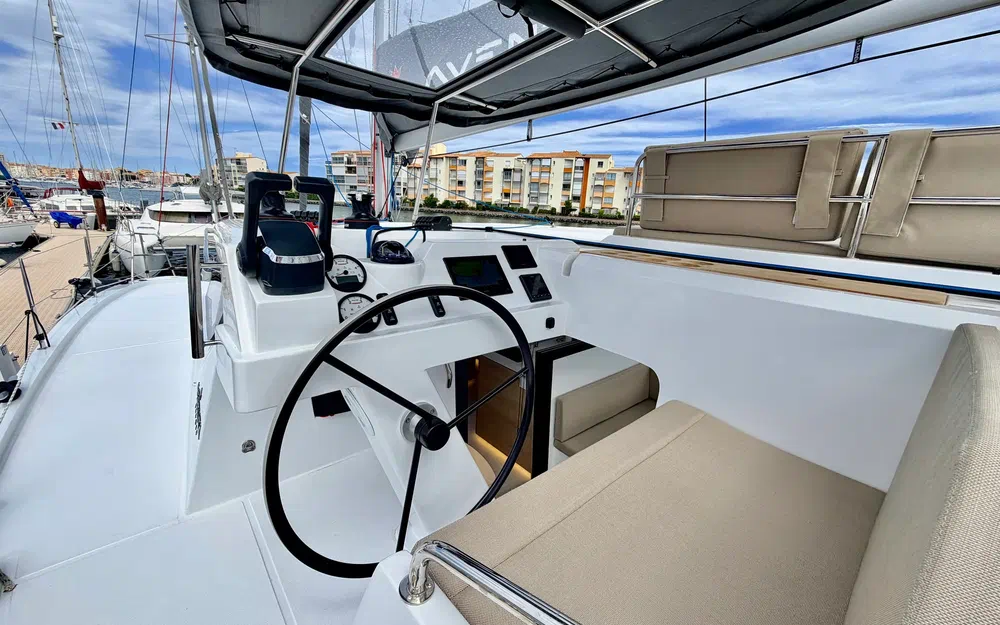slider 13 Aventura Catamarans A37