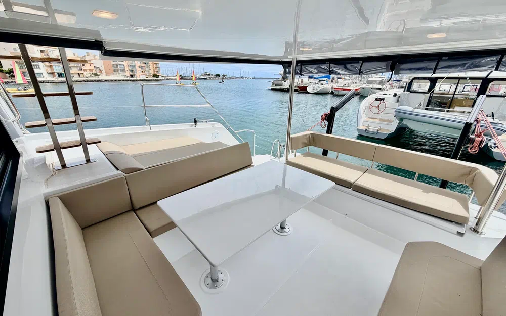 slider 7 Aventura Catamarans A37