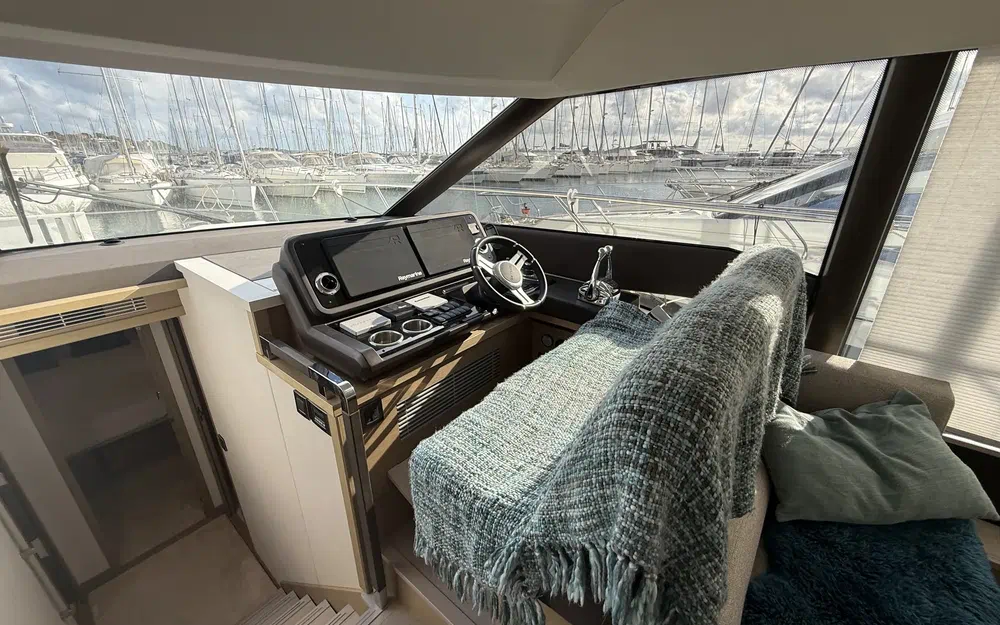 slider 8 Jeanneau Prestige 590
