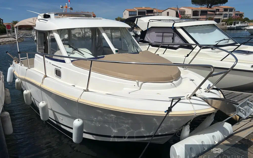 slider 0 Jeanneau Merry Fisher 725