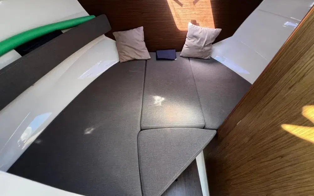 slider 9 Beneteau Antares 8