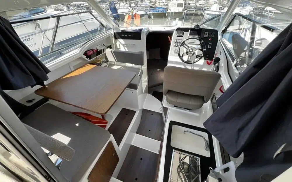 slider 6 Beneteau Antares 8