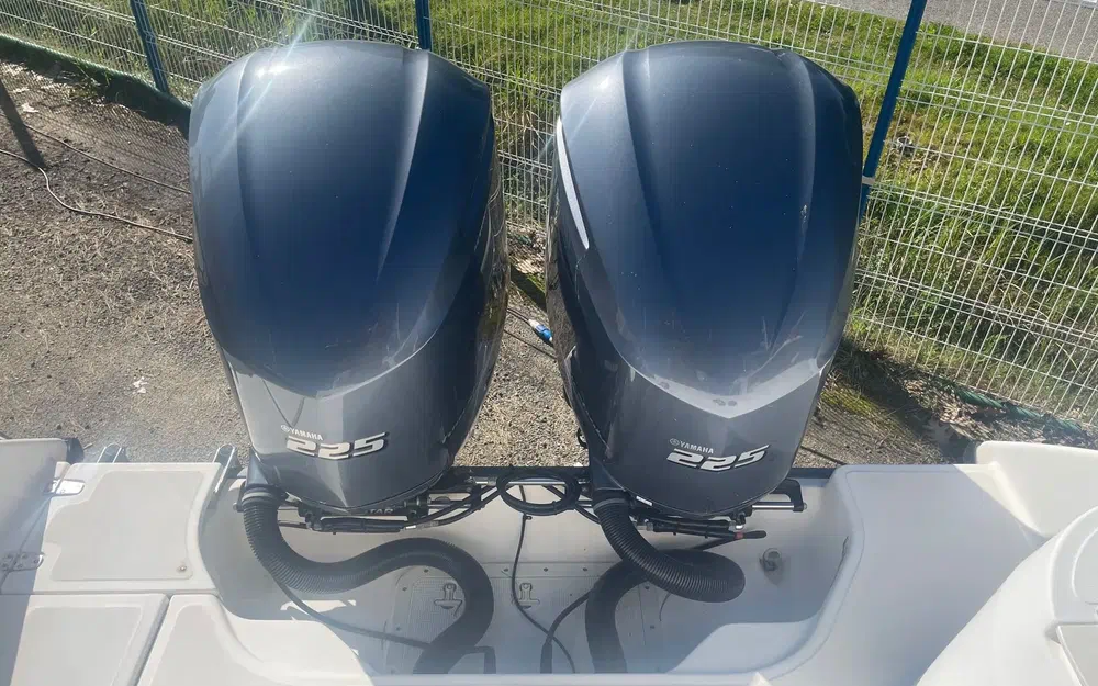 slider 6 Boston Whaler 260 Outrage