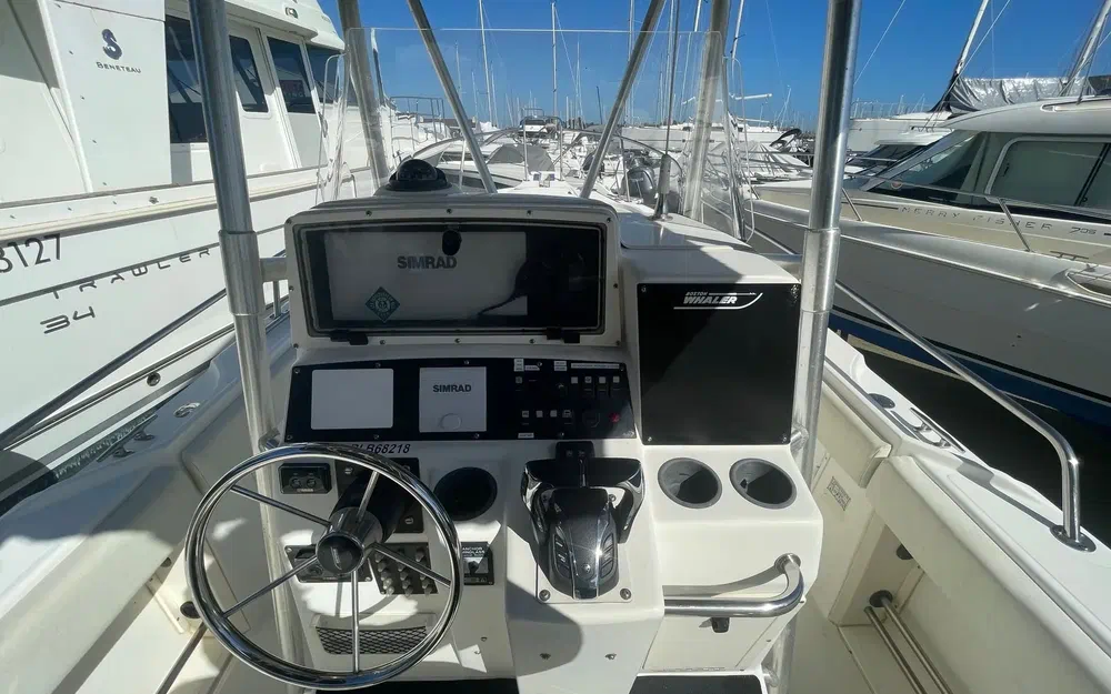 slider 7 Boston Whaler 260 Outrage