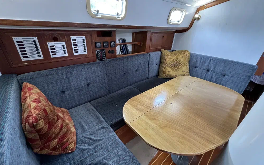 slider 1 Freedom Yachts Freedom 35