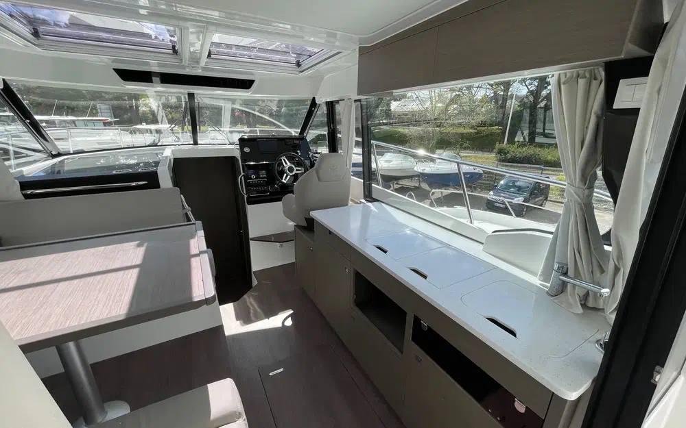 slider 11 Jeanneau Merry Fisher 1095 coupé
