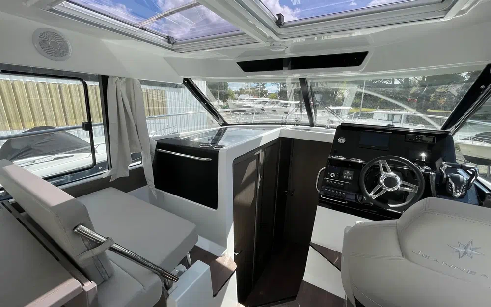 slider 13 Jeanneau Merry Fisher 1095 coupé