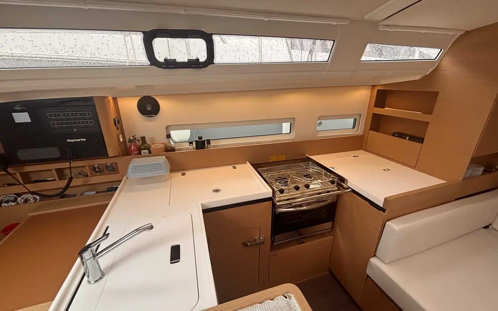 slider 10 Jeanneau Sun Odyssey 410