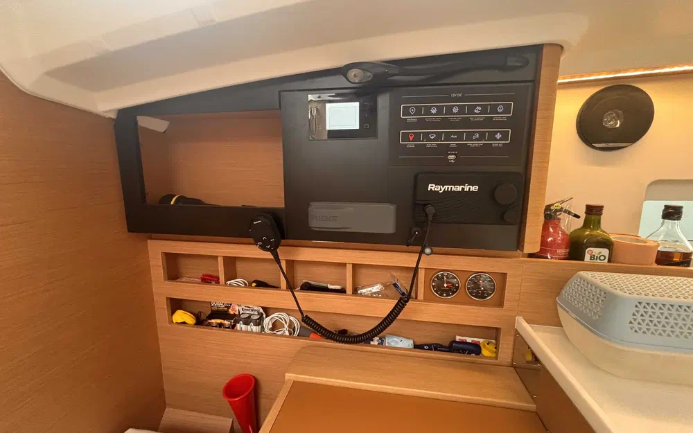 slider 13 Jeanneau Sun Odyssey 410