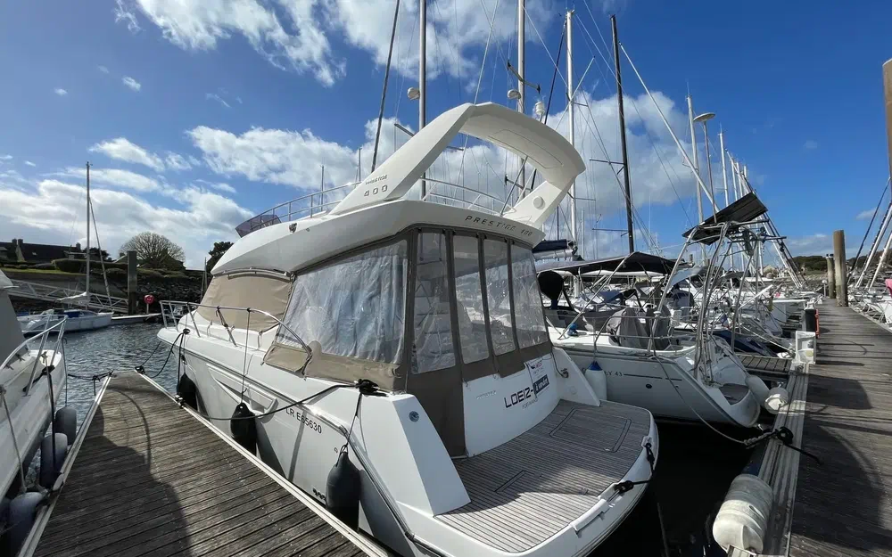 slider 1 Prestige Yachts 400 Fly