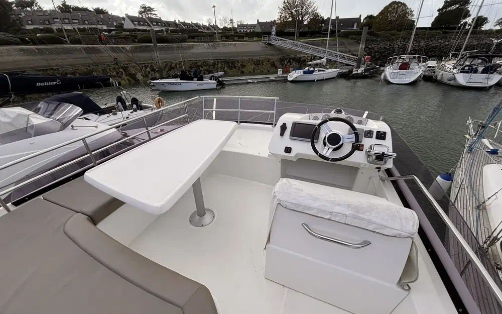 slider 7 Prestige Yachts 400 Fly