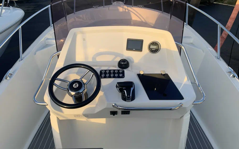 slider 9 White Shark 240 CC