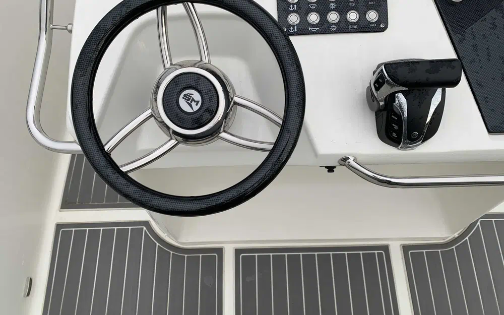 slider 10 White Shark 240 CC