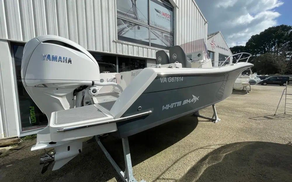 slider 1 White Shark 240 CC