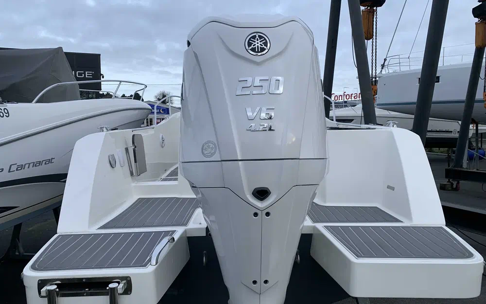 slider 3 White Shark 240 CC