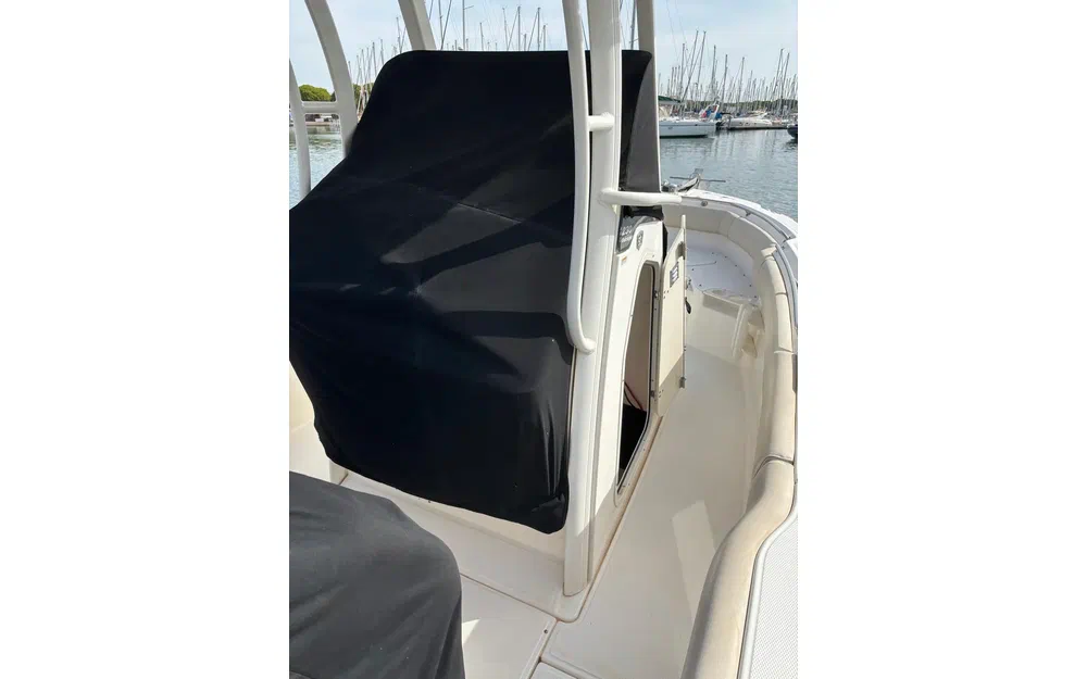 slider 9 Boston Whaler 230 Outrage