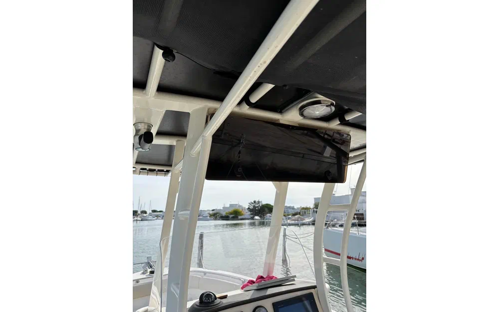 slider 3 Boston Whaler 230 Outrage