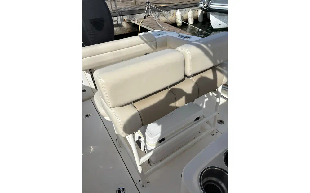slider 5 Boston Whaler 230 Outrage
